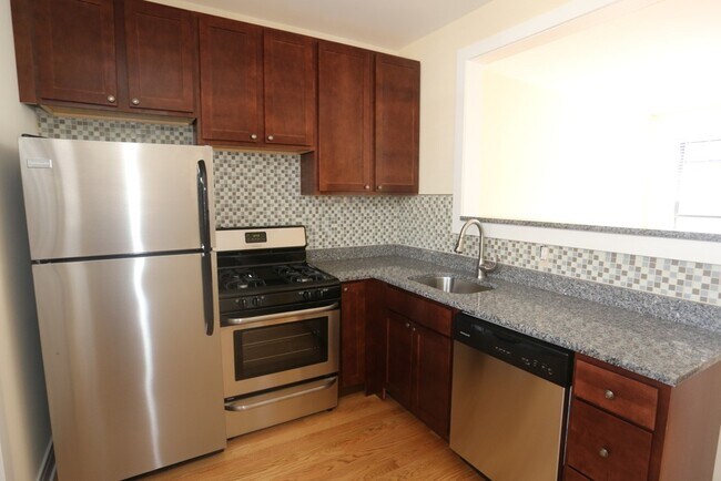 Building Photo - 4422 N Wolcott Ave