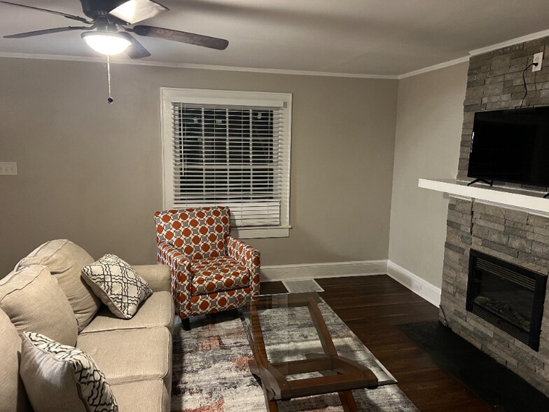 Building Photo - 1317 W 4th St