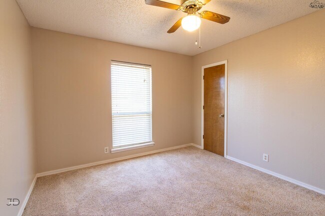 Building Photo - 505 W Coleman Ave