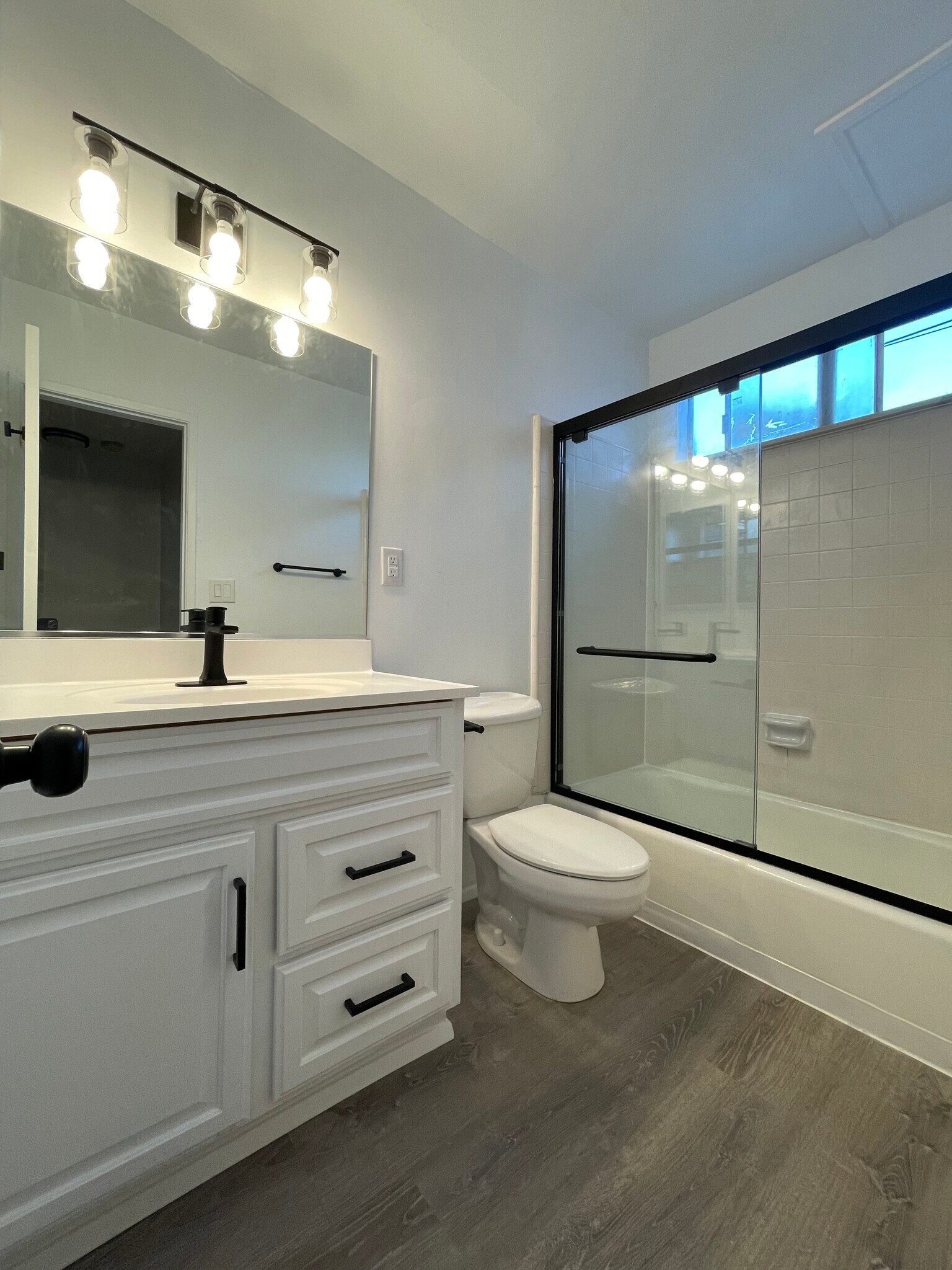 Bath Unit 1 - 571 W 12th St