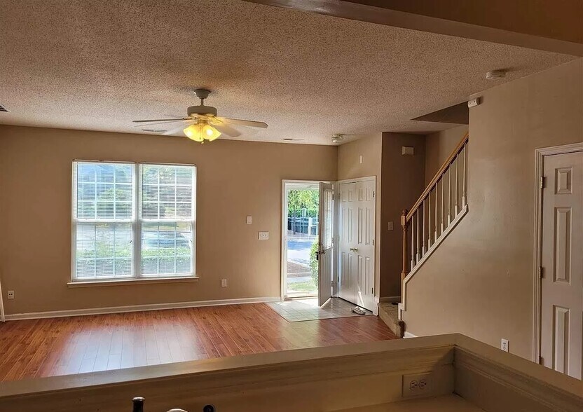 Building Photo - 414 Canyon Lake Cir