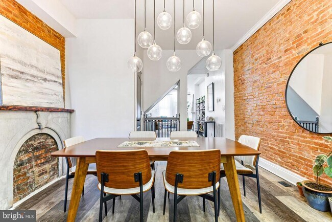 Building Photo - 737 Dolphin St