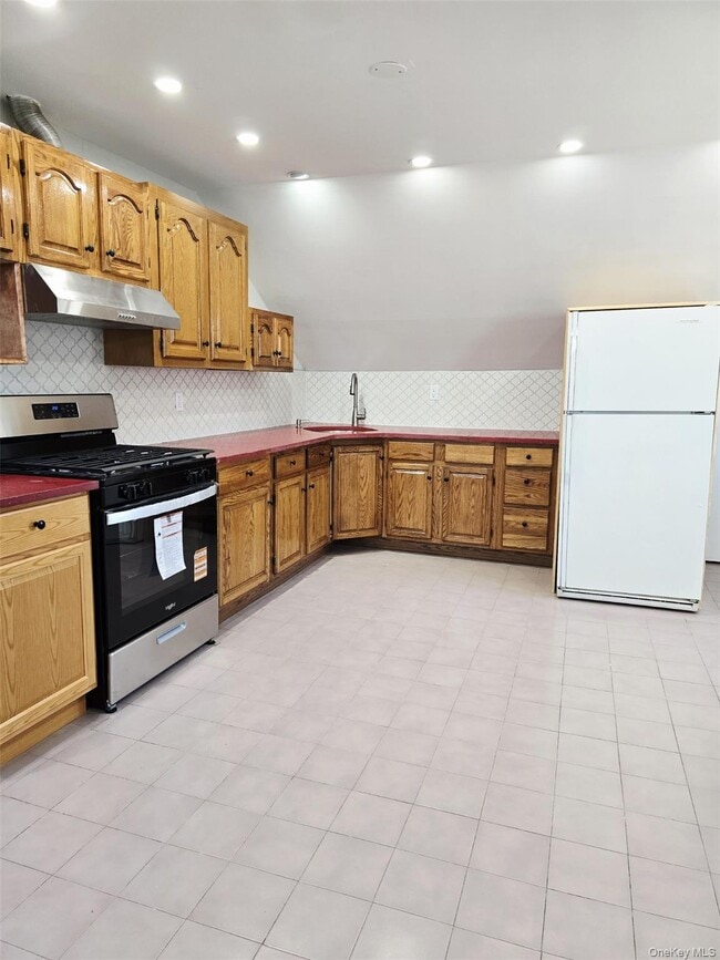 Building Photo - 3913 Lyme Ave