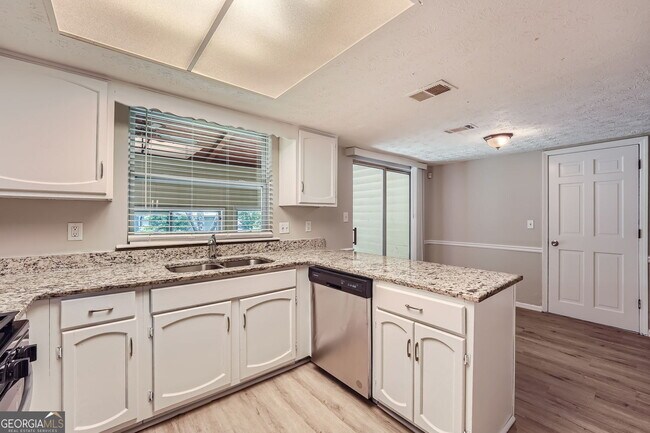 Building Photo - 493 Old Canton Rd