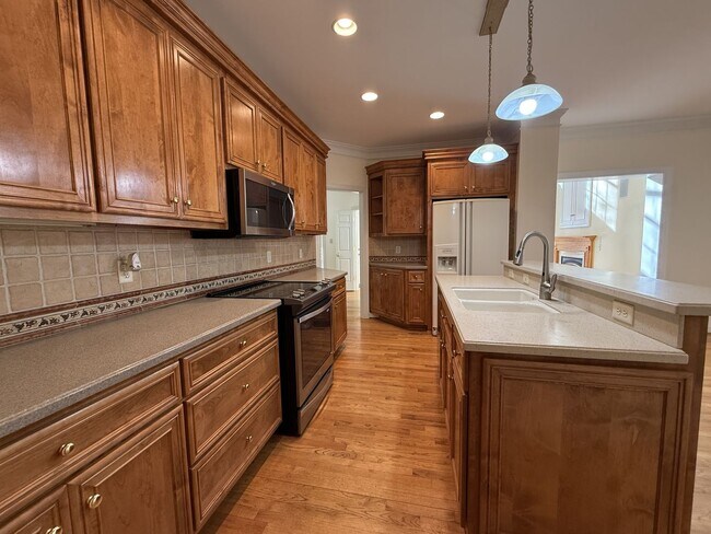 Building Photo - Immaculate End-Unit Townhome in Port Warwick