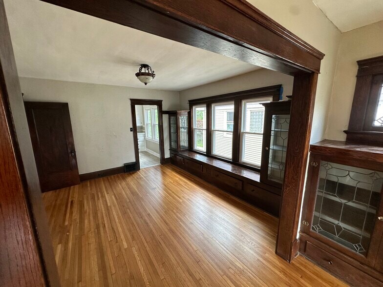 Building Photo - 1302 W 102nd St
