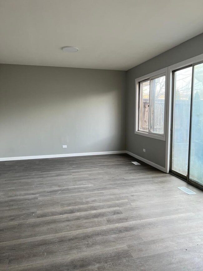 Building Photo - 5546 Carmel Dr