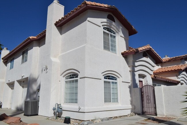 Primary Photo - SW - ROOMY 3 BEDROOM 2.5 BATH TOWNHOME - 8...