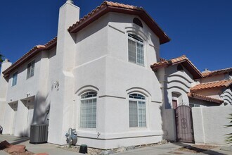 Building Photo - SW - ROOMY 3 BEDROOM 2.5 BATH TOWNHOME - 8...