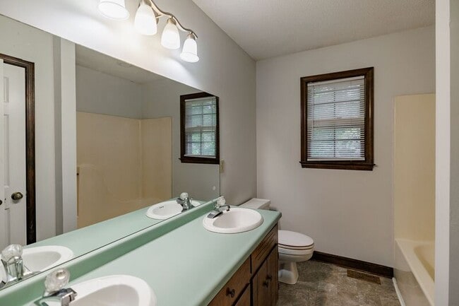 Building Photo - 145 Shadow Moss Dr