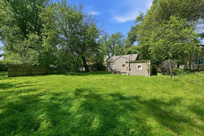 Building Photo - 1235 River Dr