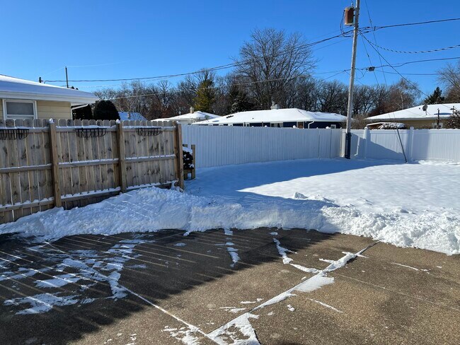 Building Photo - 509 S Matthias St