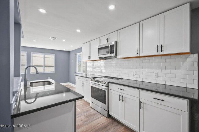 Building Photo - 143 Center Ave