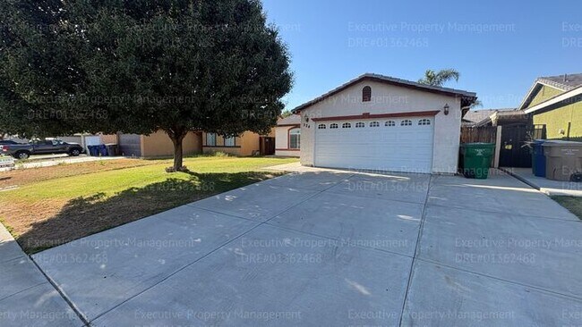 Building Photo - 4 bedroom 2 bathroom split wing home in North Bakersfield
