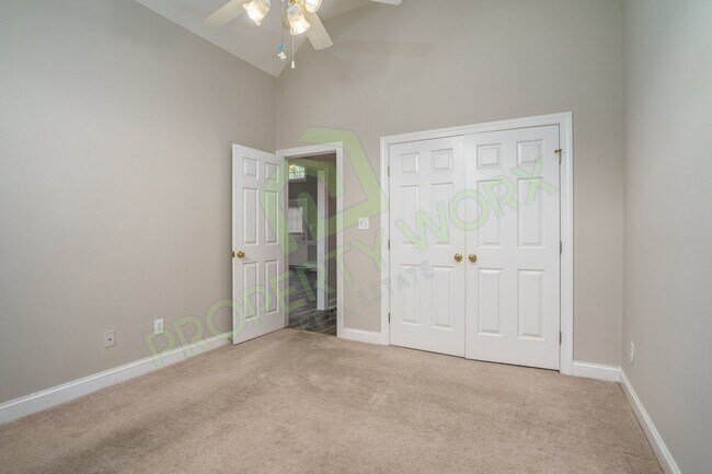 Building Photo - Executive Style Rental in Red Oak