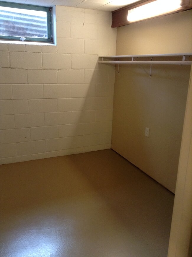 Building Photo - 1229 W Arrowhead Rd