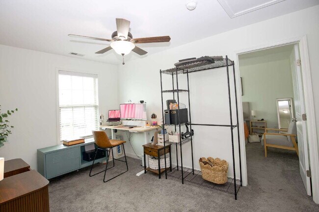 Building Photo - "Charming 3-Bed Home with Granite Elegance on Nessee Street, Fayetteville!"