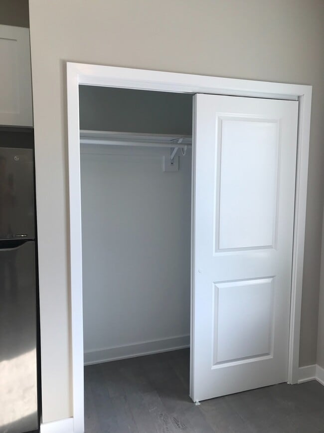 Building Photo - Contemporary studio in Lincoln Park