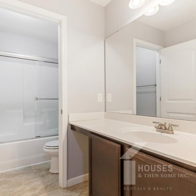 Building Photo - 70 Madeline Cir