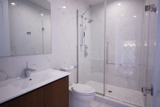 Building Photo - 5 Washington Pl