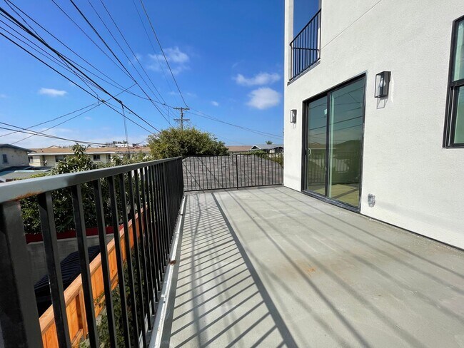 Building Photo - JUST COMPLETED MODERN TOWNHOMES! Never Liv...