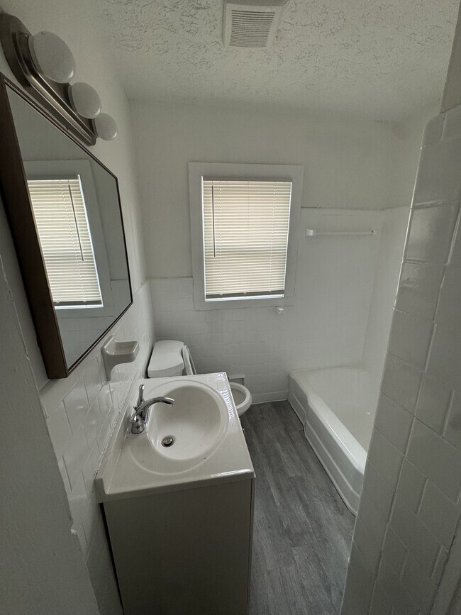 Building Photo - 2300 Carey Dr SE