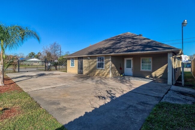 Building Photo - 8004 Mendez St