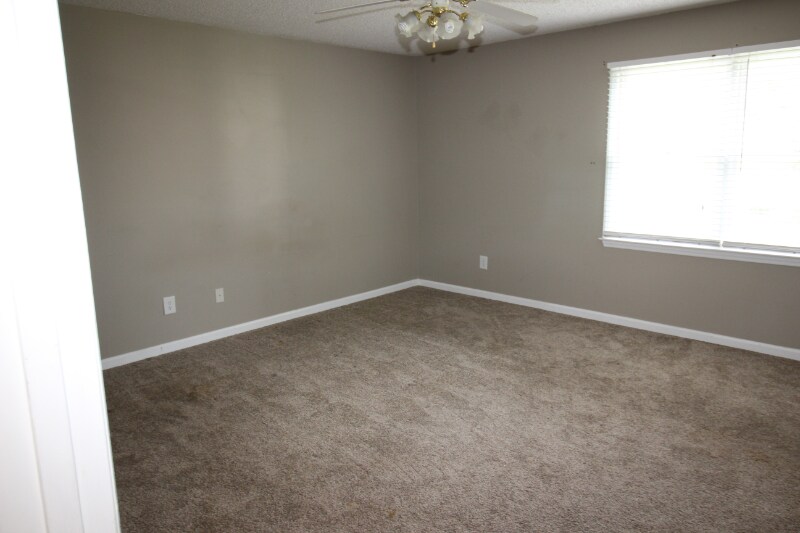 Building Photo - 6008 Southcrest Dr