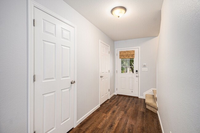 Building Photo - 4 Bedroom 2.5 Baths in the Meadows Castle ...