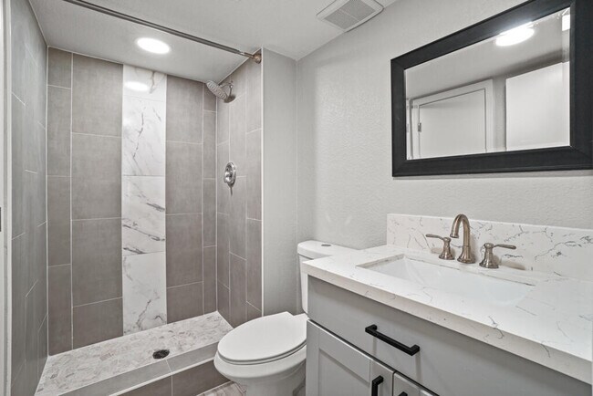 Building Photo - 12115 Royal Woods Dr