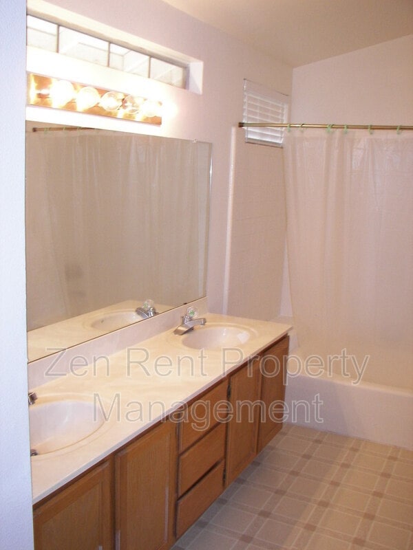 Building Photo - 1471 E Park Ave