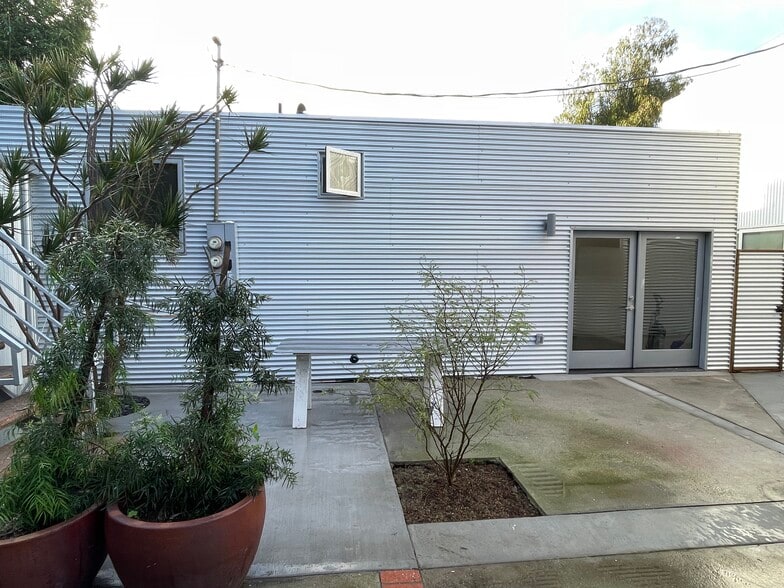 Outdoor Patio - 2725 Dalton Ave