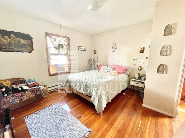 Building Photo - 76 Thorndike St