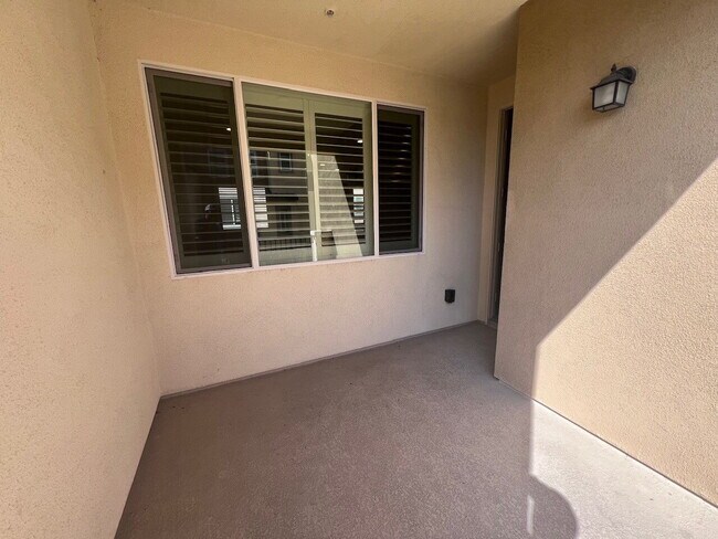 Building Photo - Gorgeous Like-New 4BD/3.5BA Oceanside Townhome! Bright & Airy Open Floor Plan, Stainless Applianc...