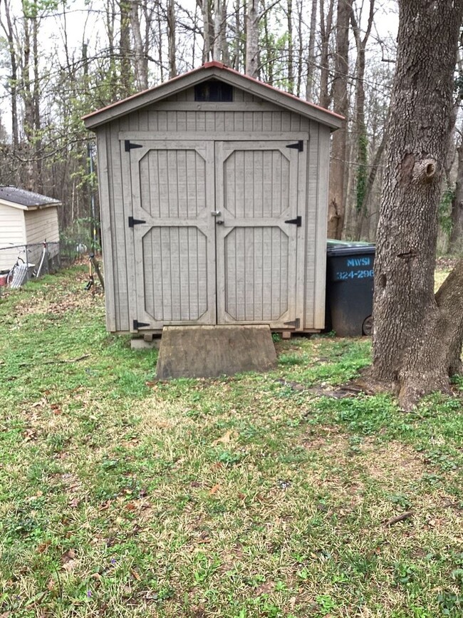 Building Photo - Three Bedroom Two Bathroom Brick Home!