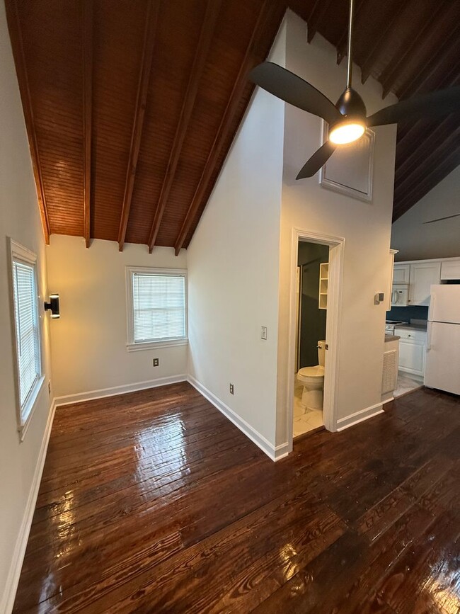 Building Photo - Renovated Move In Ready Apartment Just Min...
