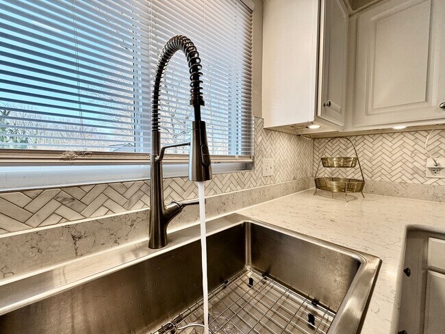 Building Photo - A Fabulous Home w/Water & Golf Course Views Available 05-04-26! Fenced Yard & Dog-Friendly!