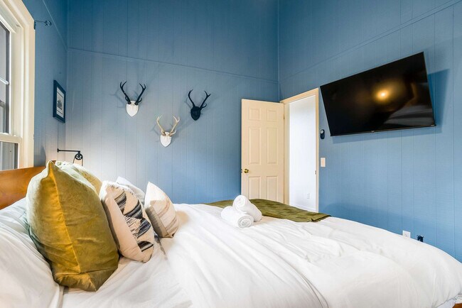 Building Photo - 2964 Hopkins Dr