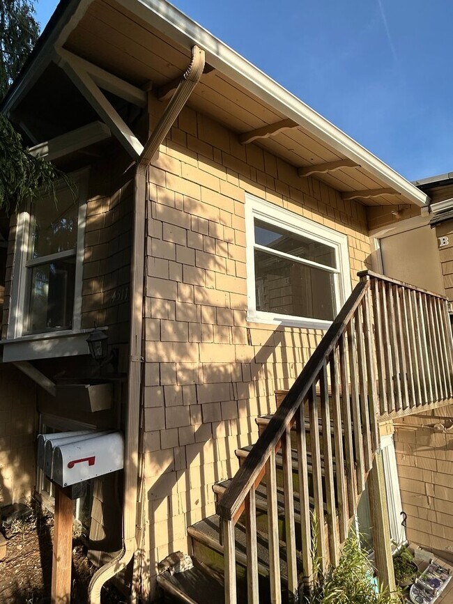 Building Photo - Renovated 1 Bed, 1 Bath apartment in West Seattle Triplex, $1,895/month