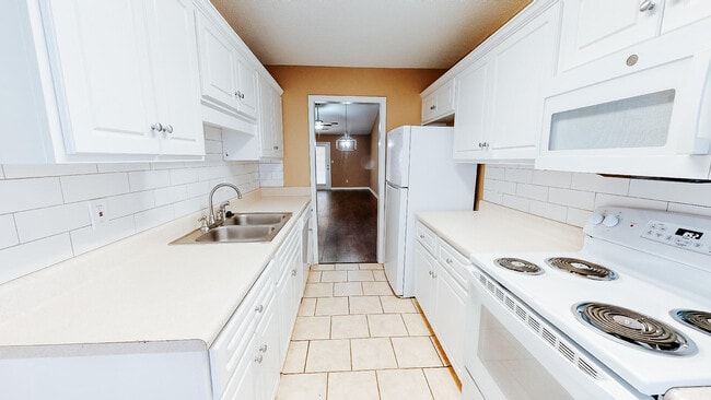 Building Photo - 104 Queens Ct