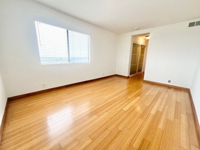 Building Photo - Roomy Signal Hill condo in Hillside Pines ...
