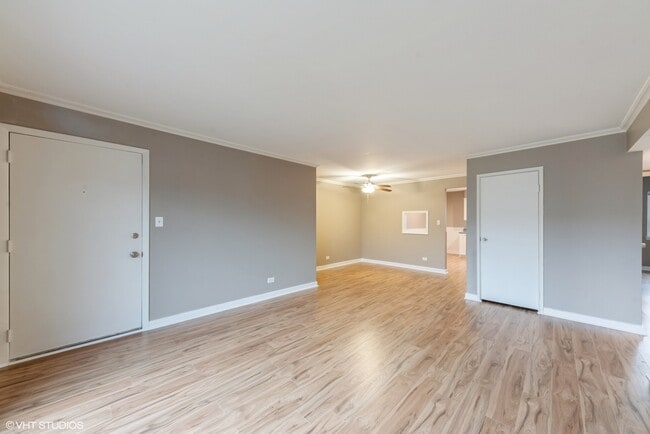 Building Photo - 9423 Bay Colony Dr