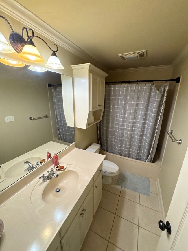 Building Photo - Lakewood Neighborhood!