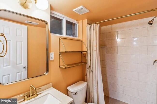 Building Photo - 3318 Blaine St NE