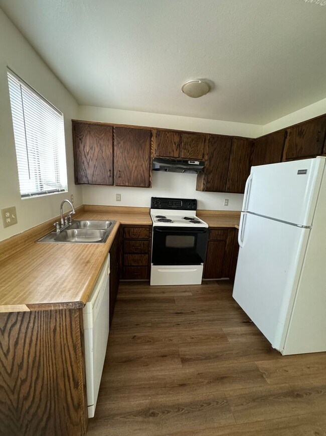 Building Photo - 4988 Ivor Dr