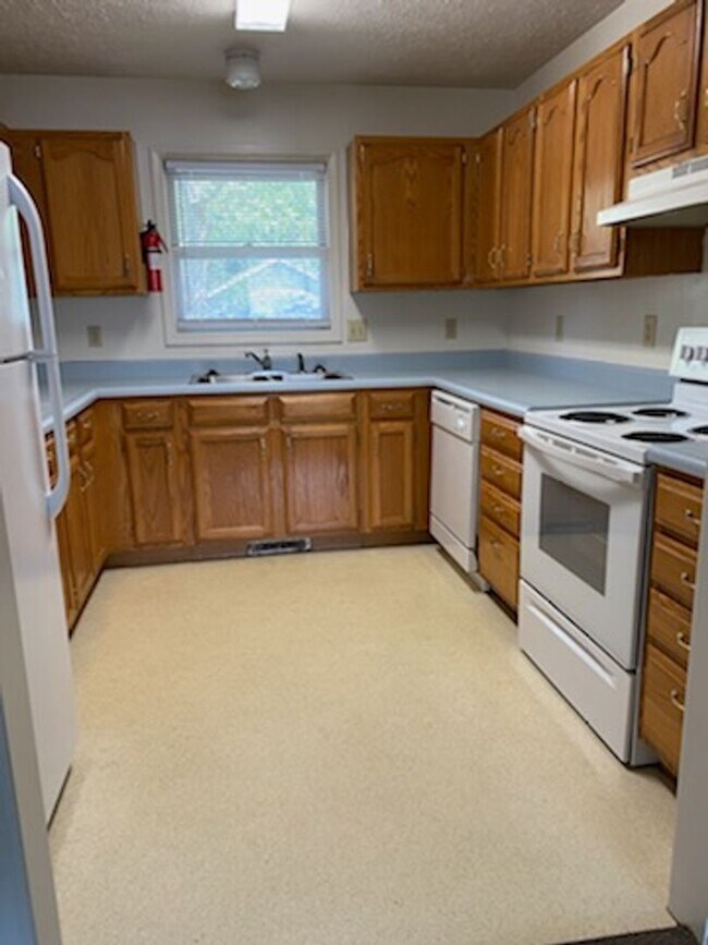 Building Photo - 0200-202 E 16th Street