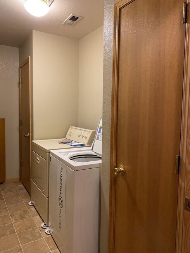 Building Photo - 3 Bed, 2 Bath Duplex in West Fort Collins close to Foothills