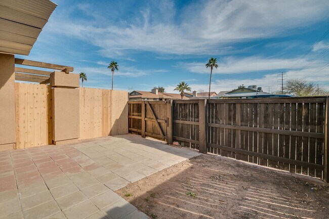 Building Photo - 460 N 64th Pl