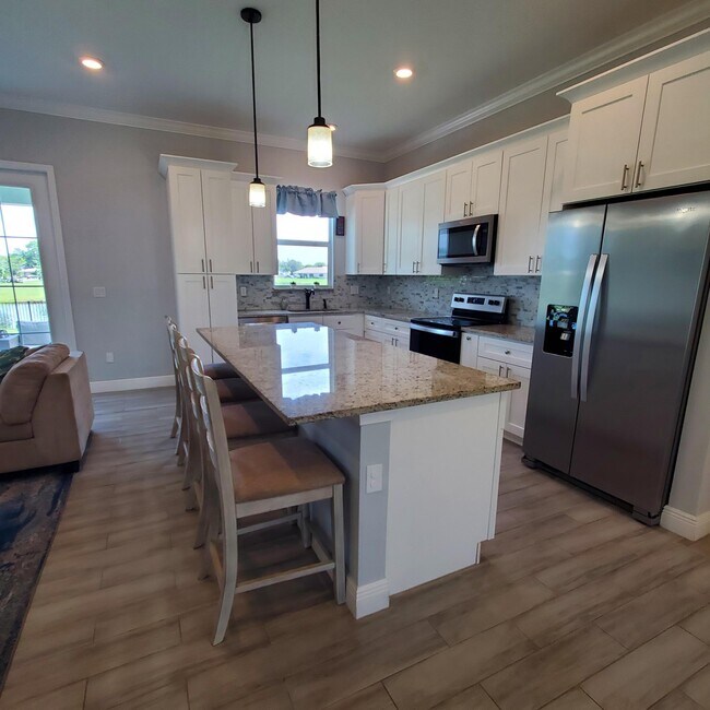 Building Photo - 2161 SE Sunflower St