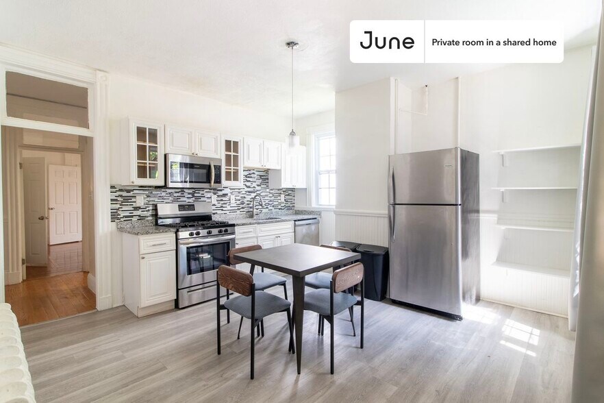 Building Photo - Room in Shared 5 bed/2 bath home in Dorchester Center